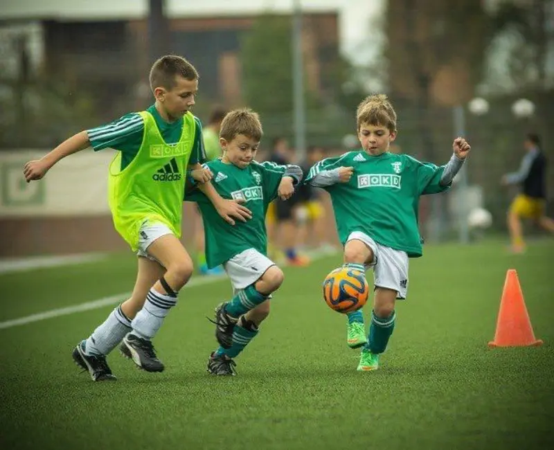 Junge Fußballer im Zweikampf um den Ball