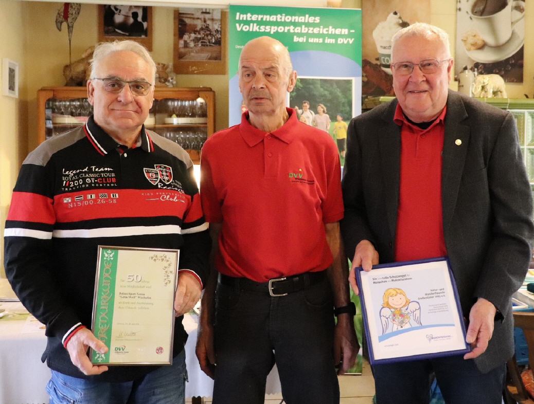 Peter Potzmann, Manfred Seelhof und Walter Motz mit der Ehrenurkunde